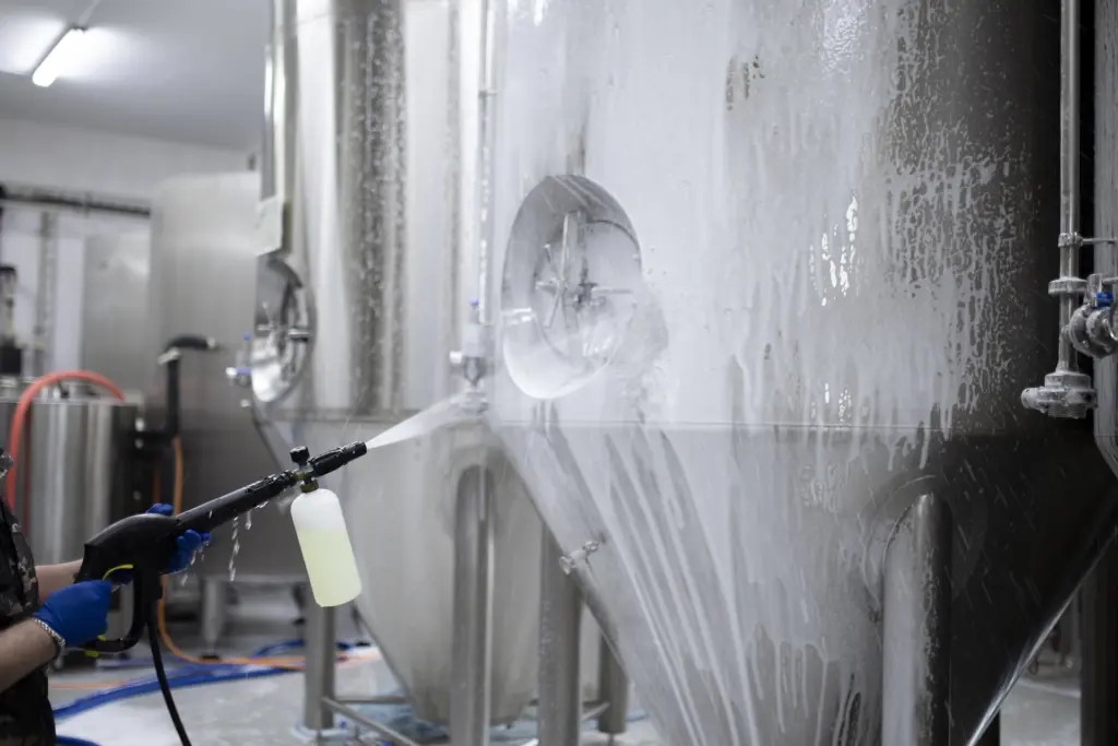 Automatisierte Waschmittelanlage in einer Druckerei: AwSV-konforme Rückhaltung und Dichtigkeit der Auffangwannen